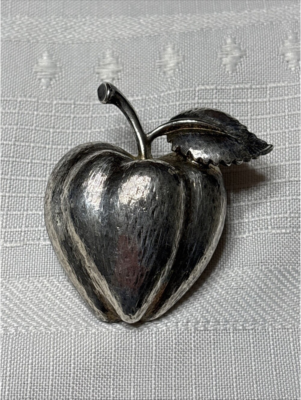 Beautiful Vintage Silver Tone Apple Brooch Pin